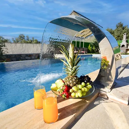 Eris Hotel *